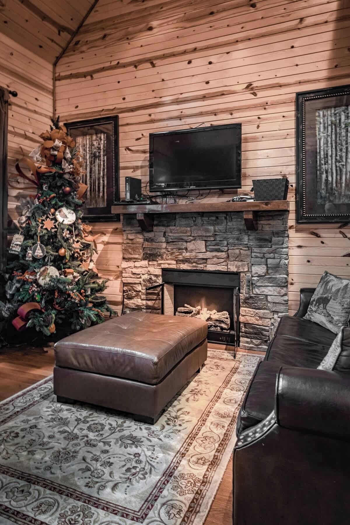 Een televisie, een open haard en een kantoor