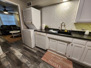 Fridge, microwave, oven, stovetop - Lake Escape Near Lake Norfork 2BR 2 BA (Mountain Home)