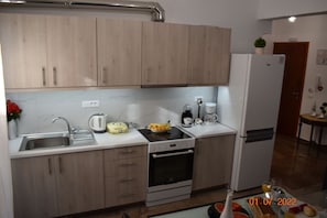 ثلاجة، فرن، ماكينة لصنع القهوة/الشاي، غلّاية كهربائية