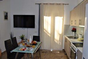 Fridge, oven, coffee/tea maker, electric kettle