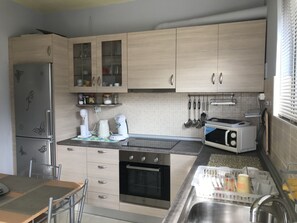 Réfrigérateur, four à micro-ondes, un four, surface de cuisson