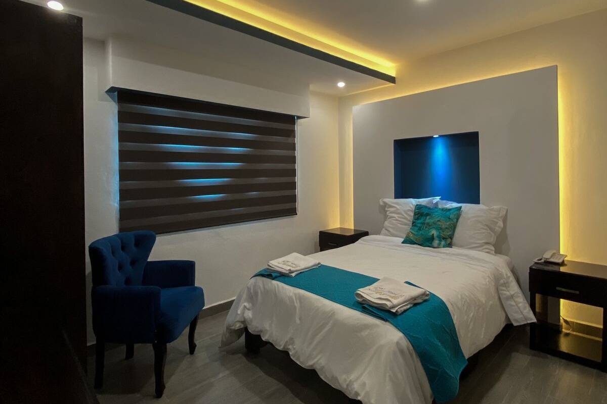 Comfort kamer | Lakens van Egyptisch katoen, luxe beddengoed, donsdekens, een bureau