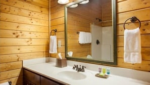 Sèche-cheveux, bidet, serviettes fournies, savon