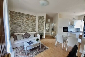 TV - M318 - Marcelli, new comfortable three-room apartment by the sea (Marcelli)