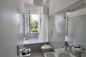 Shower, bidet, towels - M318 - Marcelli, new comfortable three-room apartment by the sea (Marcelli)