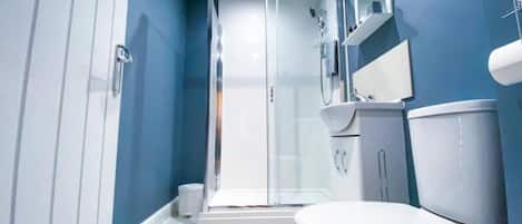 Apartment | Bathroom | Shower, hair dryer, towels, soap