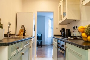 Appartement | Privékeuken | Een koelkast, een magnetron, een oven, een kookplaat