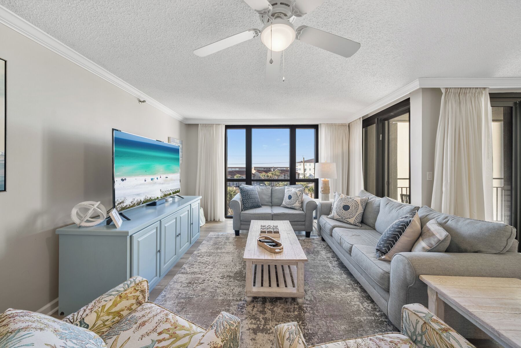 Leilighet, flere senger, privat basseng, strandutsikt | Oppholdsområde | En 42-tommers TV med kabel-kanaler