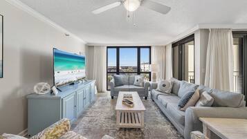 Leilighet, flere senger, privat basseng, strandutsikt | Oppholdsområde | En 42-tommers TV med kabel-kanaler