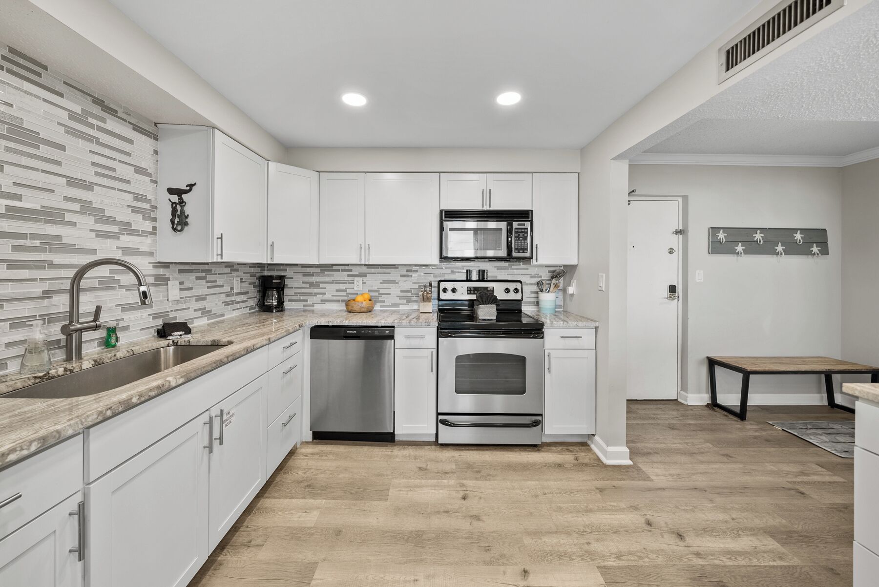 Condo, várias camas, piscina particular, vista para a praia | Cozinha privada | Geladeira, micro-ondas, fogão, cooktop