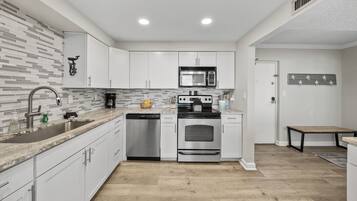 Condo, várias camas, piscina particular, vista para a praia | Cozinha privada | Geladeira, micro-ondas, fogão, cooktop