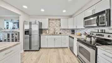 Apartment, Mehrere Betten, eigener Pool, Strandblick | Eigene Küche | Kühlschrank, Mikrowelle, Ofen, Herdplatte