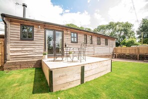 Cabin | Property grounds - Lovely 1-bed Lodge in Drybrook (Drybrook)