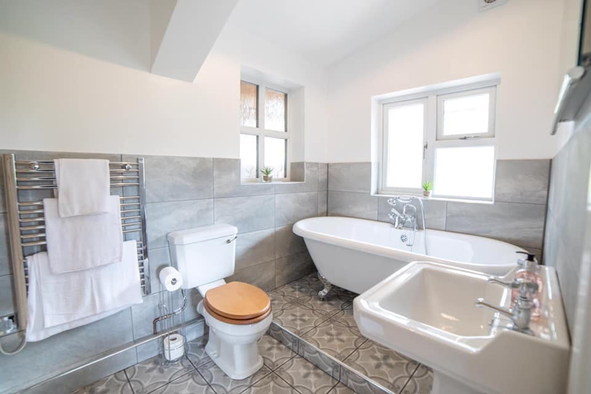Cabin | Bathroom | Separate bathtub and shower, deep-soaking bathtub, hair dryer, towels