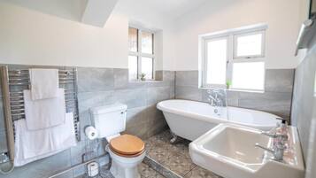 Cabin | Bathroom | Separate bathtub and shower, deep-soaking bathtub, hair dryer, towels