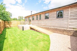 Cabin | Property grounds - Lovely 1-bed Lodge in Drybrook (Drybrook)