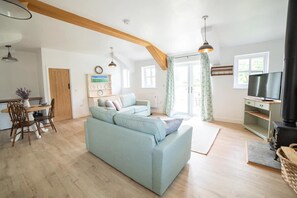 Cabin | Living room - Lovely 1-bed Lodge in Drybrook (Drybrook)