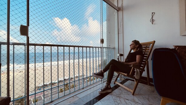 A balcony with a view of the beach and ocean. - Frente Mar Encantador (Rio de Janeiro)