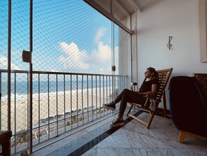 Un balcon avec vue sur la plage et l’océan.