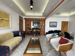 Panoramic Apartment | Living area | 32-inch LED TV with digital channels, TV - Frente Mar Encantador (Rio de Janeiro)