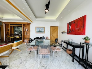 Panoramic Apartment | Living area | 32-inch LED TV with digital channels, TV - Frente Mar Encantador (Rio de Janeiro)