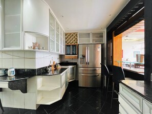 Apartamento panorâmico | Cozinha privada | Geladeira, micro-ondas, fogão, cafeteira/chaleira