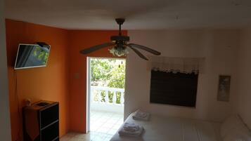 Iron/ironing board, bed sheets