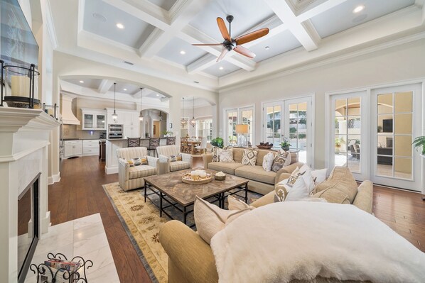 Casa, varias camas, alberca privada, vista a la alberca | Área de sala de estar | Televisión y chimenea 