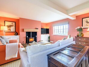 TV, fireplace - 4 bedroom accommodation in Great Limber (Great Limber)