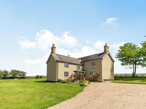Exterior - 4 bedroom accommodation in Great Limber (Great Limber)