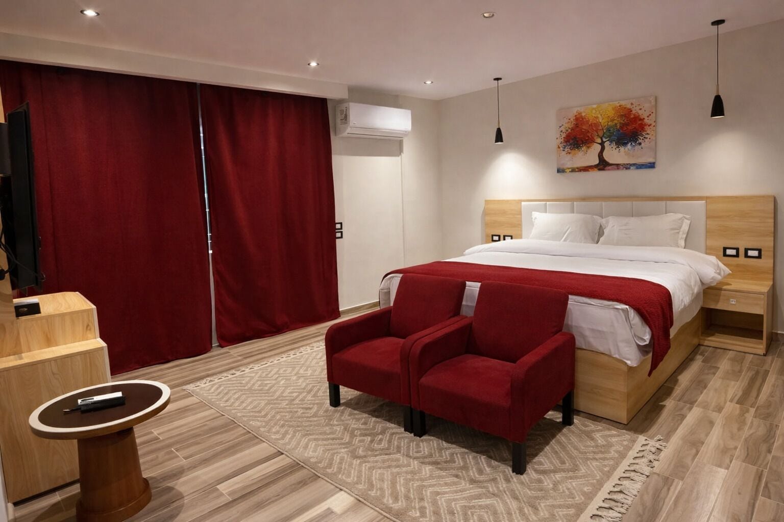 Deluxe Room, Balcony, Garden View | Minibar, in-room safe, blackout curtains, bed sheets