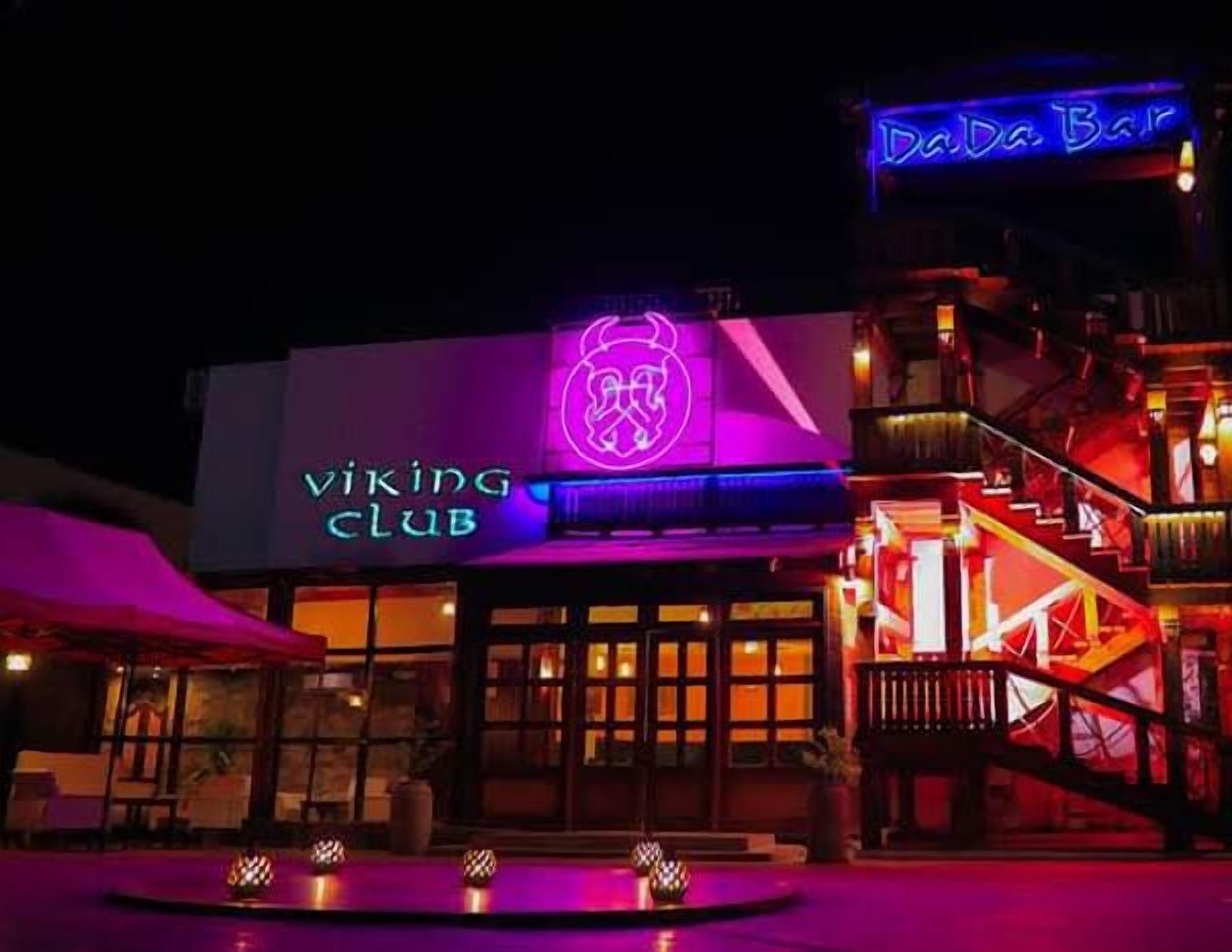 Un edificio con un letrero que dice 'Viking Club' y un letrero que dice 'DaDa Bar'.