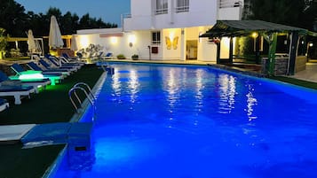 2 hồ bơi ngoài trời, dù/ô trên bãi biển/hồ bơi