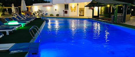 2 個室外泳池;泳池傘、場內有救生員當值