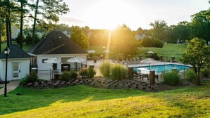 Il s’agit d’une propriété résidentielle dotée d’une piscine, d’un espace extérieur aménagé pour se détendre et d’une pelouse bien entretenue.