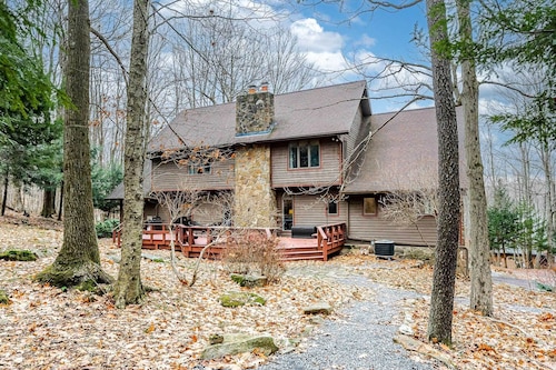Family-Friendly Terra Alta Home w/ Lake View!