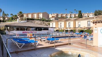 Een verwarmd zwembad