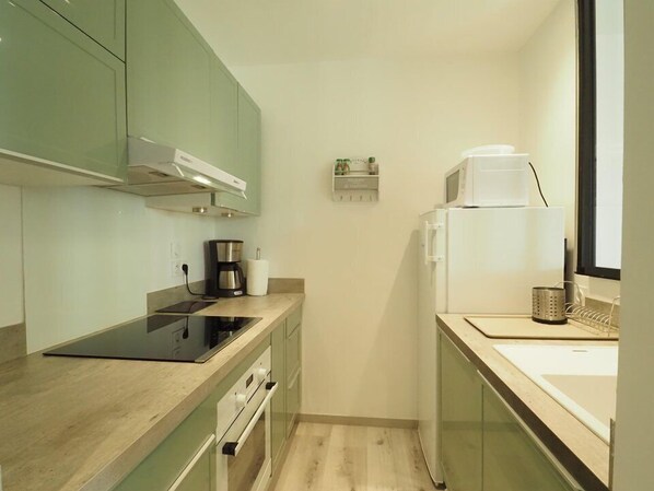 Fridge, dishwasher, coffee/tea maker, cookware/dishes/utensils