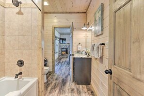 Tina con regadera, tina de hidromasaje, amenidades de baño gratuitas 