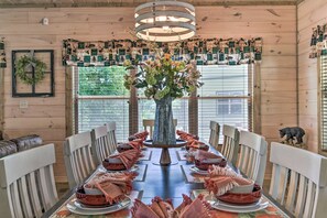 Dining - Sleeps 24! Huge 7Bdrm with Pool Theater Game Room Mountain Views & Fast WiFi (Pigeon Forge)