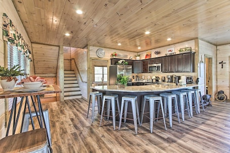 Fridge, microwave, oven, stovetop. Sleeps 24! Huge 7Bdrm with Pool Theater Game Room Mountain Views & Fast WiFi