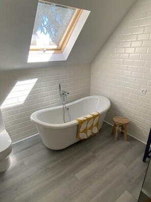 Casa de campo superior, 2 habitaciones | Baño | Amenidades de baño gratuitas, secadora de cabello, toallas 