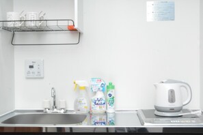 Kühlschrank, Mikrowelle, Herdplatte, Kochgeschirr/Geschirr/Besteck
