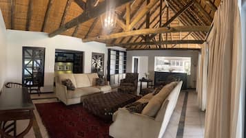 智能电视、书、打印机