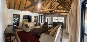 Smart TV, books, printers - Luxury Villa on Private Game Reserve in Maun, Botswana (Maun)