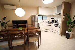 Kühlschrank, Mikrowelle, Herdplatte, Kochgeschirr/Geschirr/Besteck