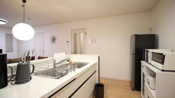 Kylskåp, mikrovågsugn, spishäll och grytor/köksredskap