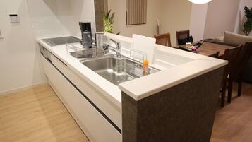 Fridge, microwave, stovetop, cookware/dishes/utensils