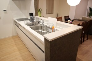 Kjøleskap, mikrobølgeovn, kokeplater og kjøkkenutstyr