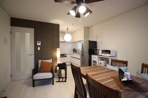 冰箱、微波炉、炉灶、厨具/餐具